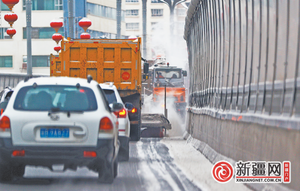 【探索城市精细化管理新路子】人机配合即下即清 “火力全开”雪停路净——探寻乌鲁木齐高效清雪背后故事