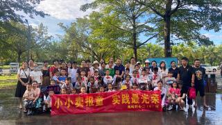 收获满满 海师附属实验小学近40名“小报童”周末街头卖报