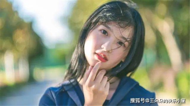 女人第一眼就看上你，往往不会主动说，但会给你这5个“暗示”！