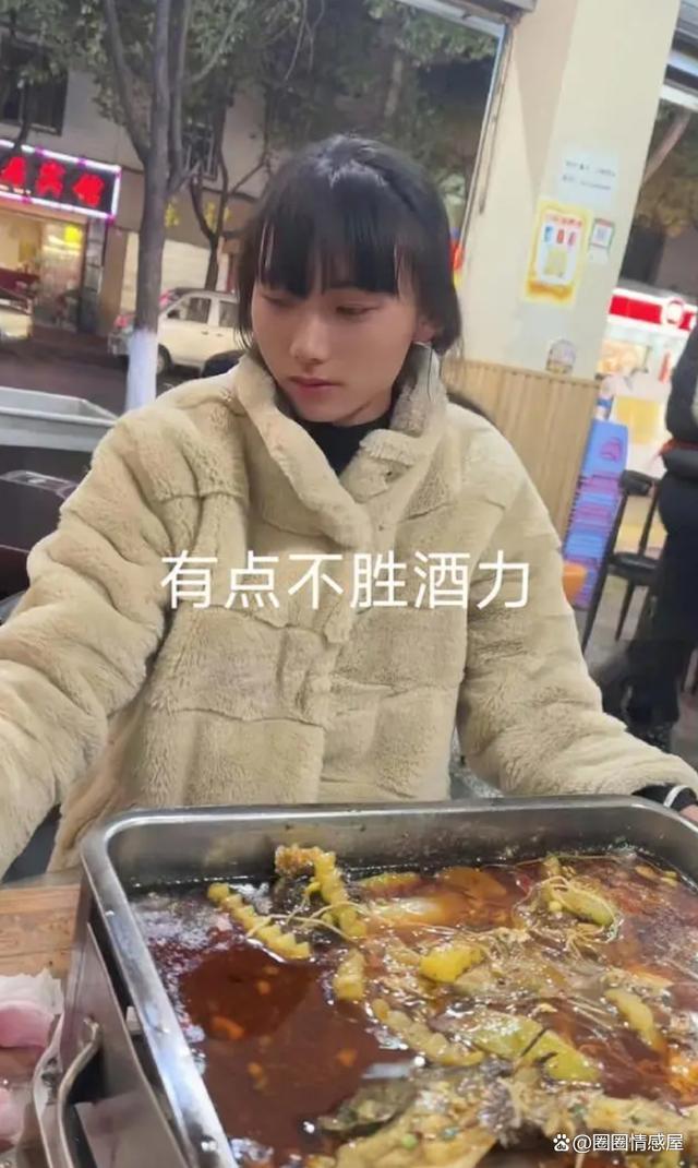 女子网恋奔现喝酒，一杯就上头装晕倒起不来，网友评论亮了