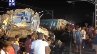 三辆火车相撞，已致120人死亡，超800人受伤！莫迪发文：深感痛心