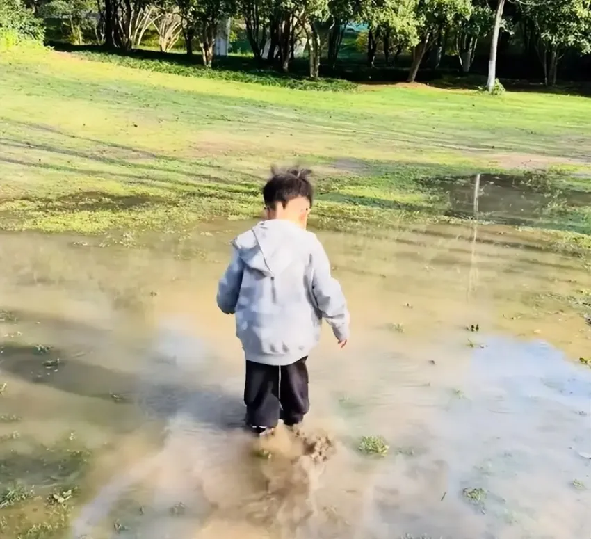 朱丹带娃出游，辣妈瘦出马甲线，3岁儿子穿鞋子踩水坑玩超嗨