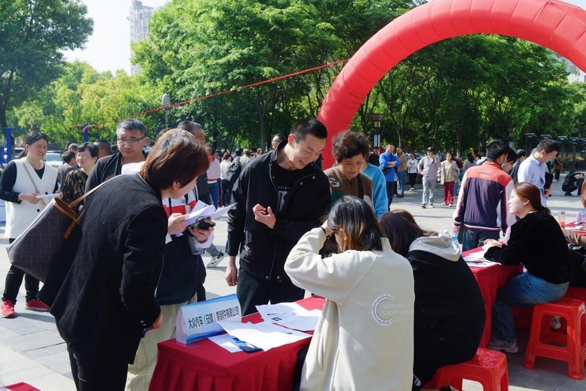 合肥市暨瑶海区“同心筑梦”残疾人就业专场招聘会举行