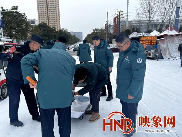 南阳市第四人民医院：铲冰除雪 “医”路畅通