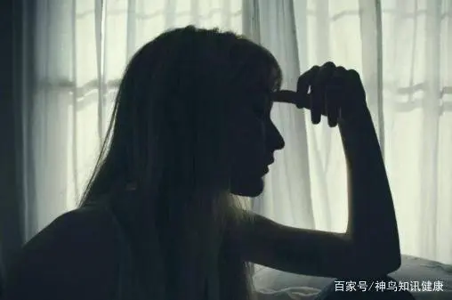 当女友皱眉喊疼时，男朋友的2个做法，或许会缓解女友不适感