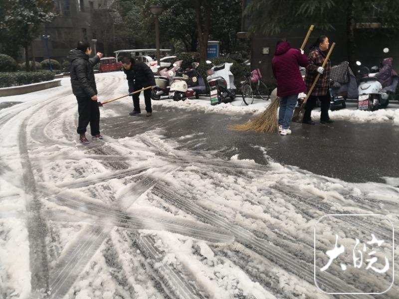 六安抓紧铲雪保障市区主干道畅通