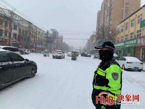 柘城交警迎风冒雪守护群众平安出行路