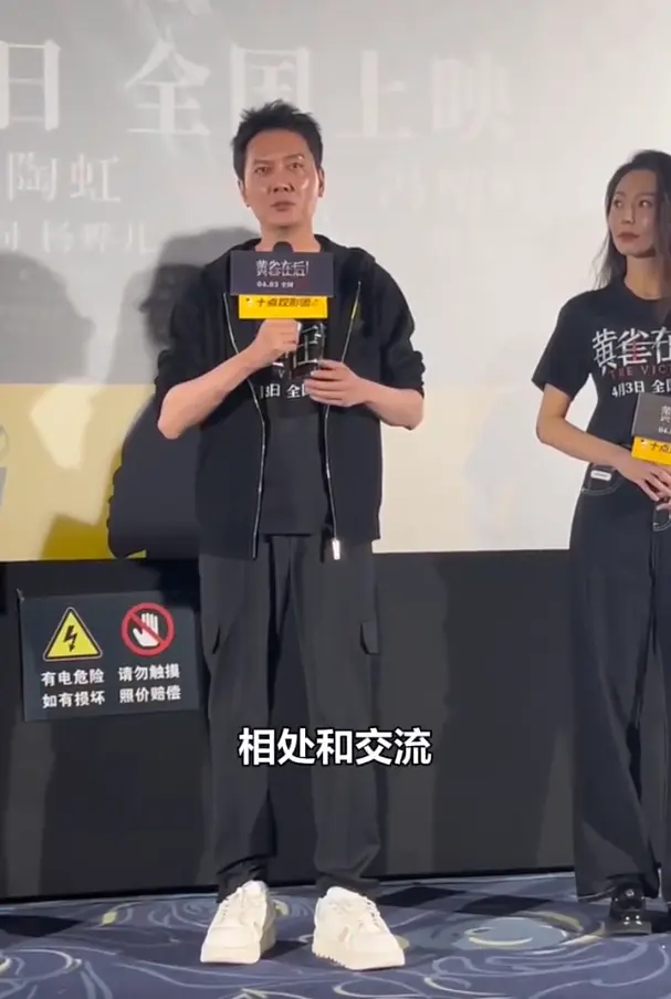 冯绍峰赵丽颖同登热搜，前者父爱感爆棚，后者专注事业引热议