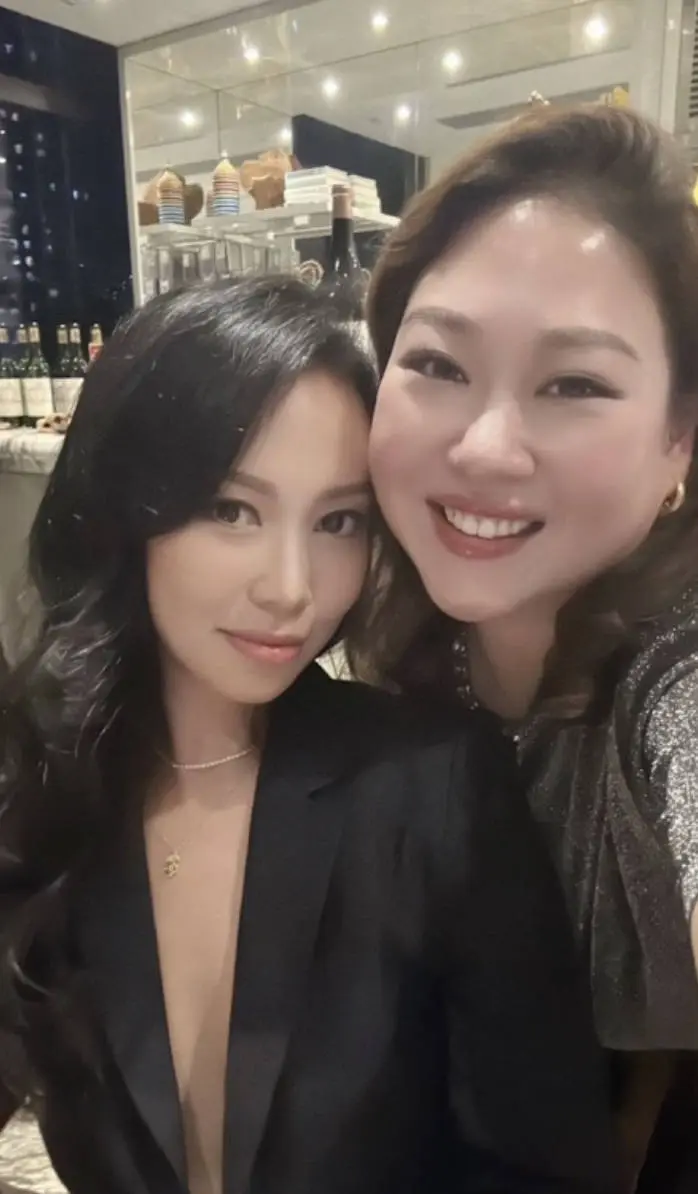 何超琼同干女儿为好友庆生，林青霞继女罕露面，衣着大胆超抢镜