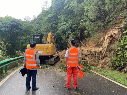 铅山公路中心:加强防汛巡查 清除塌方保畅通