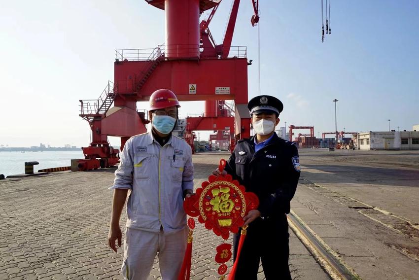 新春走基层 | 洋浦边检民警除夕坚守岗位 别样“年夜饭”暖意浓