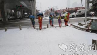 襄阳高新区综合执法局“以雪为令”出动环卫工人1500人次