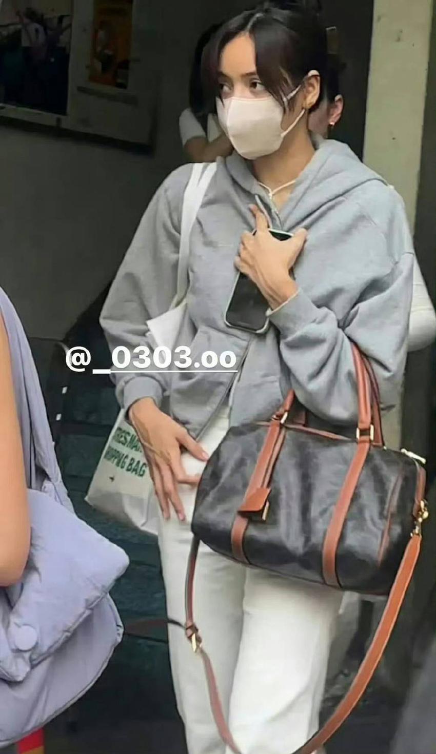 26岁Lisa疯马秀后现身，离开YG千万级妆造师后，私服拉跨皮肤差？