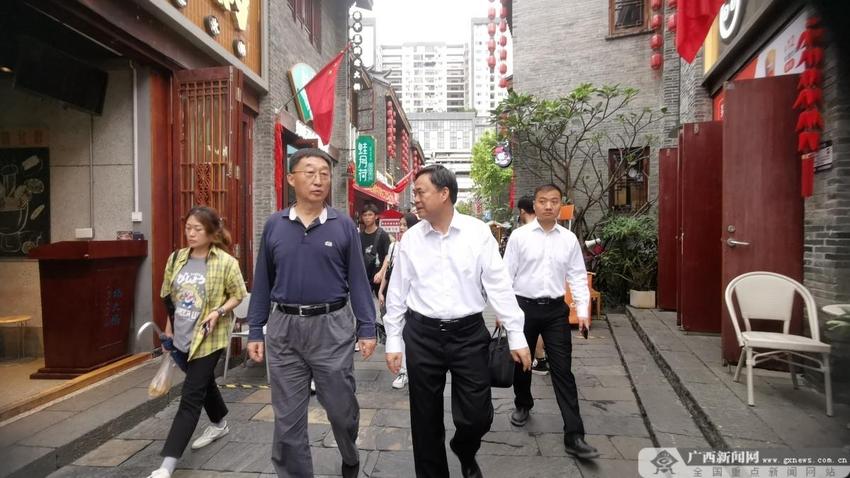 刘宁书记随机检查南宁节日市场，感受城市烟火气息