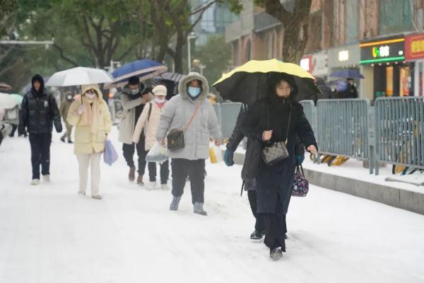 今天，武汉中到大雪，局部暴雪，以冰粒为主