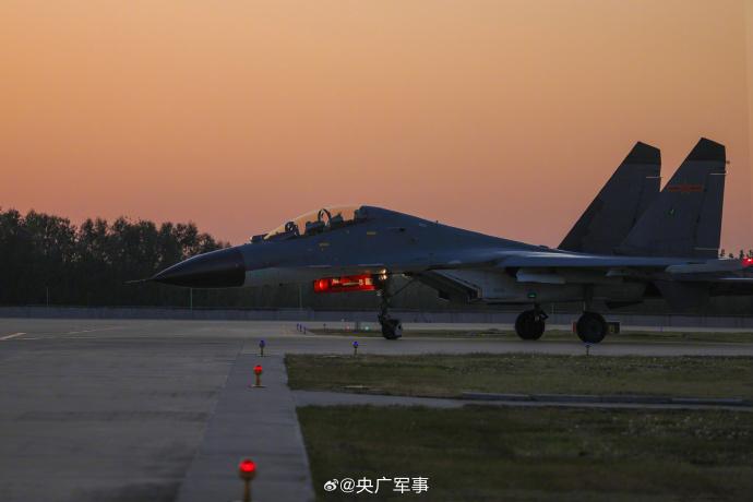 披星迎霞！空军战机跨昼夜训练大片