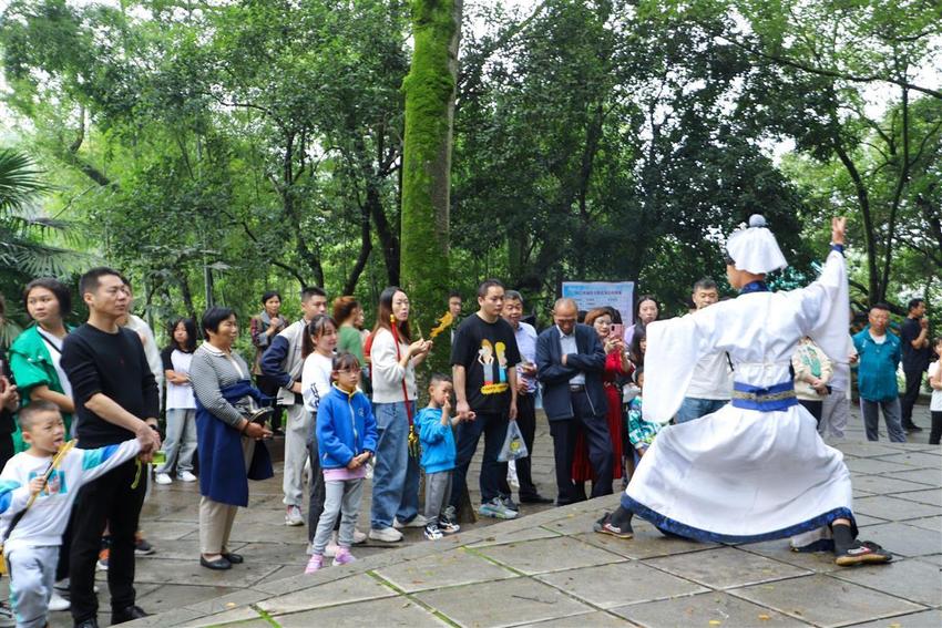 战马豪杰迎宾客，赤壁古战场游客身临其境体验“梦回三国”