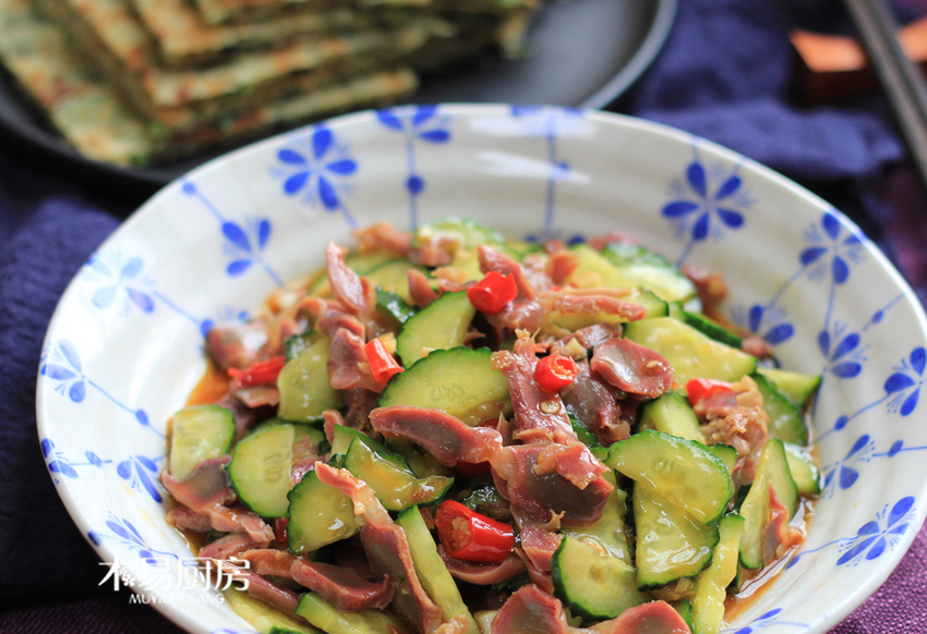 动物内脏丢弃就可惜了，这样烹饪能发挥它的营养价值，食疗效果好