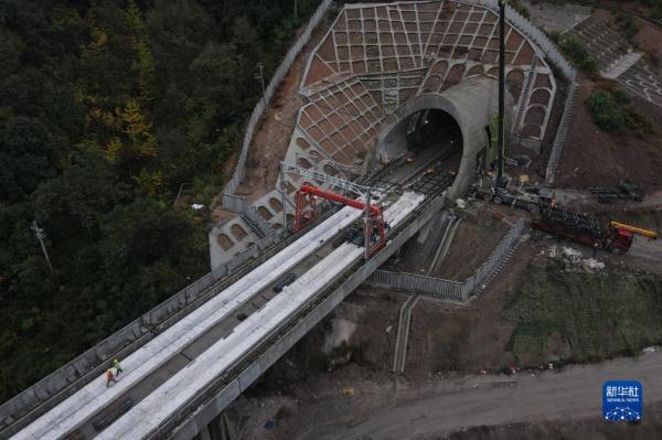 浙江建德天池山隧道无砟轨道浇筑完成