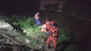 醉酒男子不慎跌落河中，消防人员紧急营救！