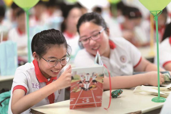 《纸短情长》，这份小学生毕业礼物“有心了”