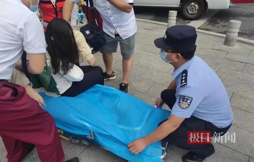 警务人员帮助患病乘客乘坐救护车