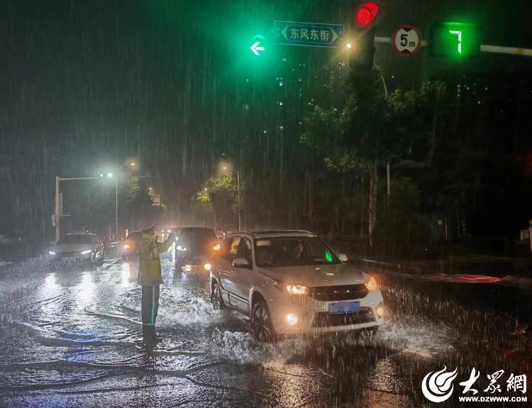 潍坊大雨中的坚守，是温暖更是心安