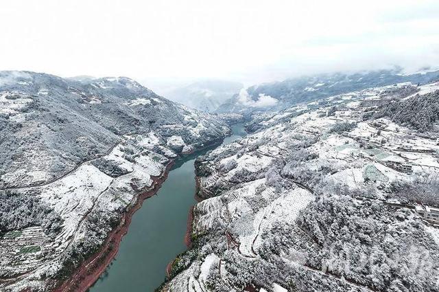 湖北巴东神农溪雪景波澜壮阔