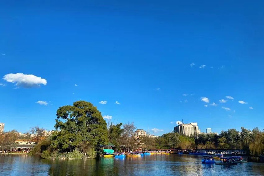 在冬日昆明，来一场五彩斑斓的城市漫步