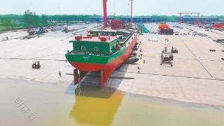 安徽省首艘“油改电”货船下水