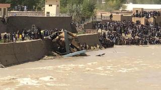 阿富汗一军用直升机坠毁 致1死12伤