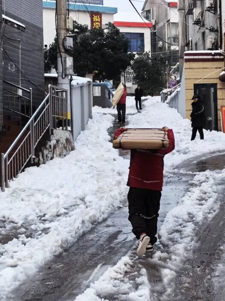 突降暴雪、冰雪阻路，京东小哥正在这样送货