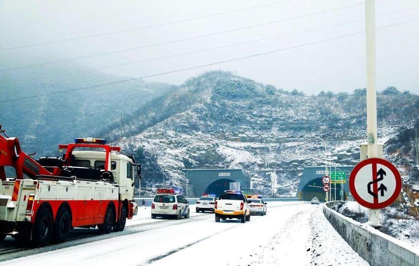 雪后大雾晋冀省界1700余辆车滞留 两省高速交警接力带道通行