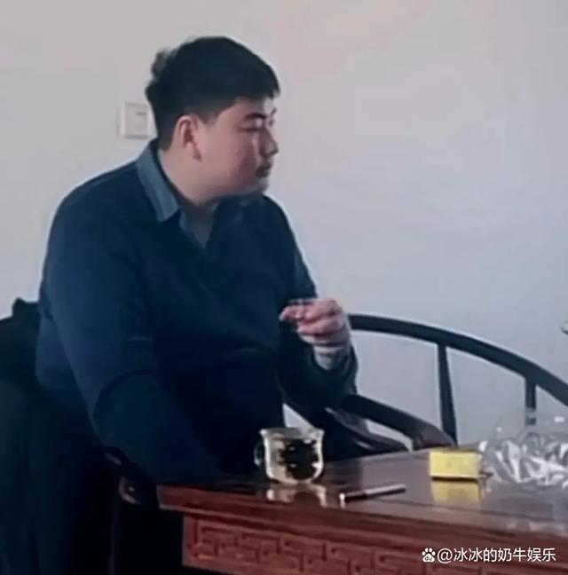 大衣哥朱之文的儿子，驾校最刻苦的学生，校长亲自给他沏茶喝