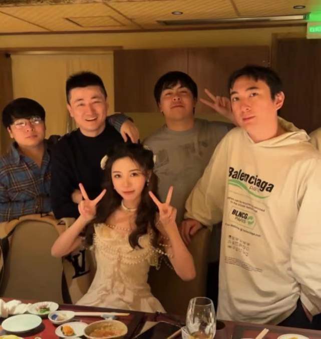 王思聪女友婚纱写真曝光，小肉安美的像芭比娃娃，校长眼光真好