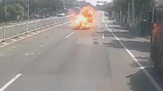 车上货物自燃后爆炸 舒城一派出所副所长和公交司机齐力灭火