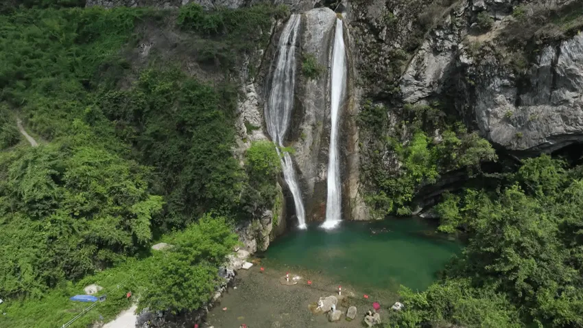 湖南新邵：溯溪观瀑 享“白水”清凉