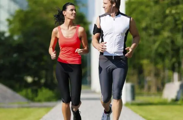 慢跑5公里和健走5公里，哪个更好？医生：运动时，需要注意这3点