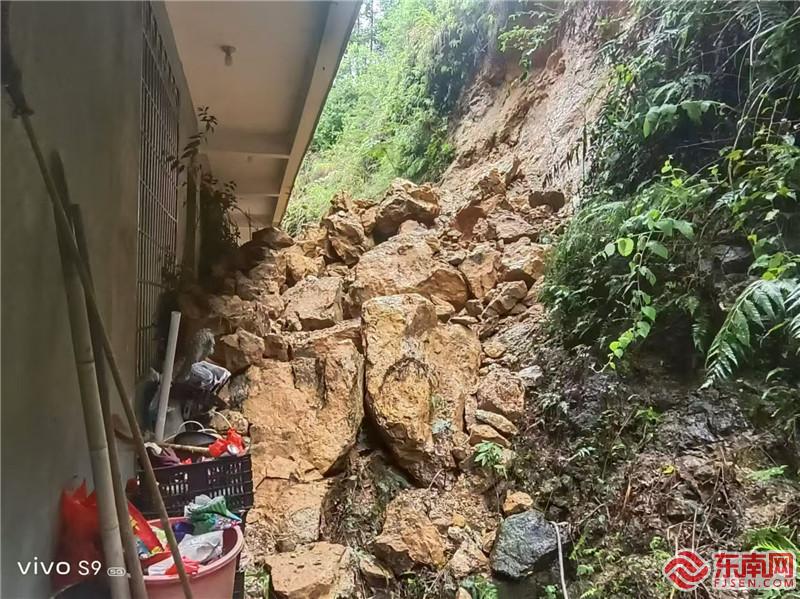 三明宁化安远镇遭短时强降雨 多部门救援 被困群众已脱险