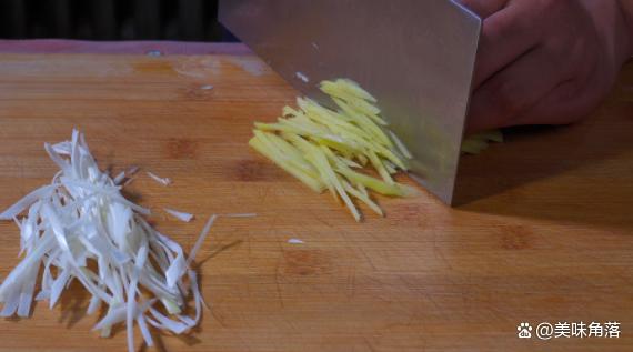才知道，炒土豆丝不能直接炒，多做这一步，清脆爽口还不粘锅