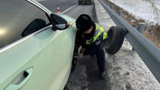 大年初二 高速公路上的温暖救援！