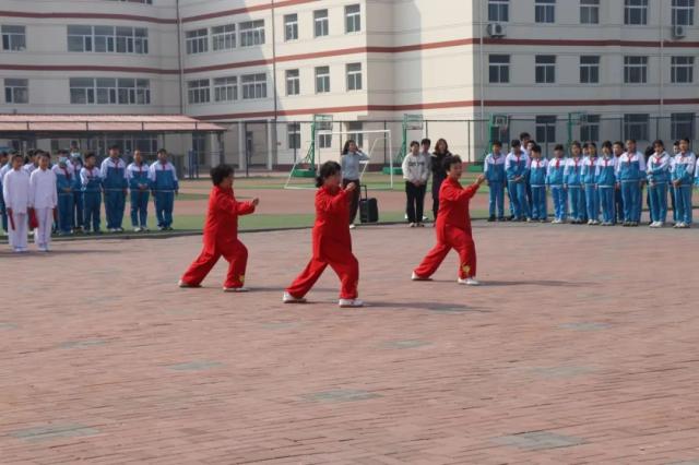 “中华武术进校园”，强我少年！ 扫码阅读手机版