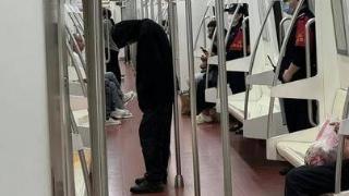 多位市民乘坐地铁发现神秘黑衣男子 西安地铁称会密切关注