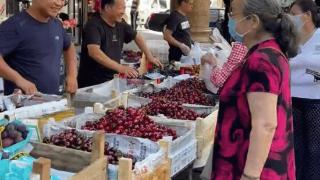 87岁李明启买水果嫌贵，和卖家讨价还价