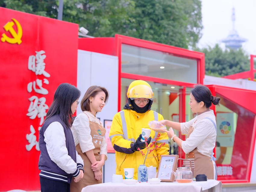 暖胃更暖心！重医附属璧山医院为户外劳动者现制“中药奶茶”