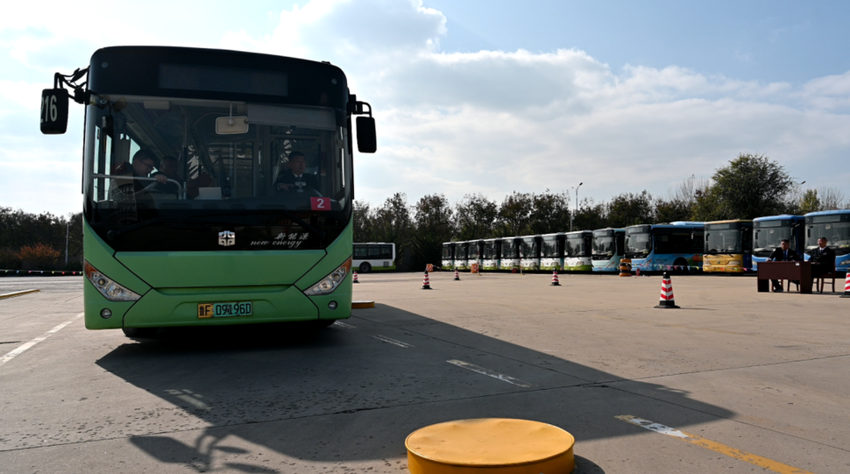 通过连续障碍、港湾停车！烟台公交司机技能竞赛亮绝活