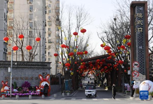 北京春节及元宵节景观陆续布置完成营造喜庆热闹的节日氛围