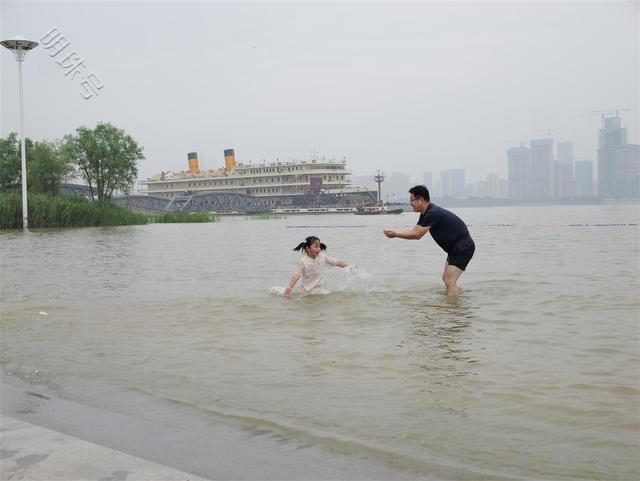 长江水位上涨，汉口江滩成“水上乐园”