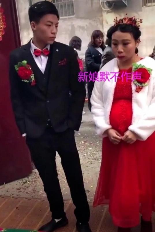 河南新人奉子成婚，全程黑脸不高兴，网友：这婚还有必要结吗？