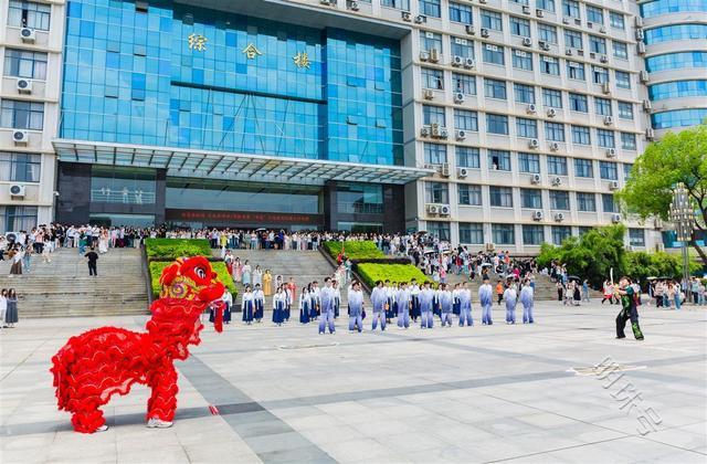 11条自制“龙舟”巡游校园，这所高校师生沉浸式体验端午